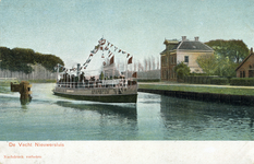 13788 Gezicht op de Vecht met een pakketboot te Nieuwersluis (gemeente Loenen aan de Vecht) uit het zuidwesten; met ...